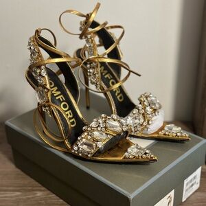 TOMFORD:GOLD-CRYSTAL
MIRROR LEATHER AND CRYSTAL STONES POINTY JEWEL SANDAL